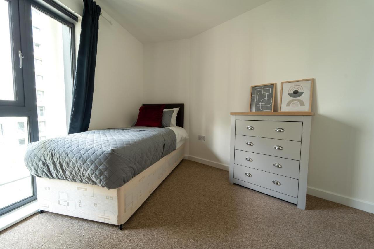 Spacious Apartment In Woking Town Centre Exterior foto