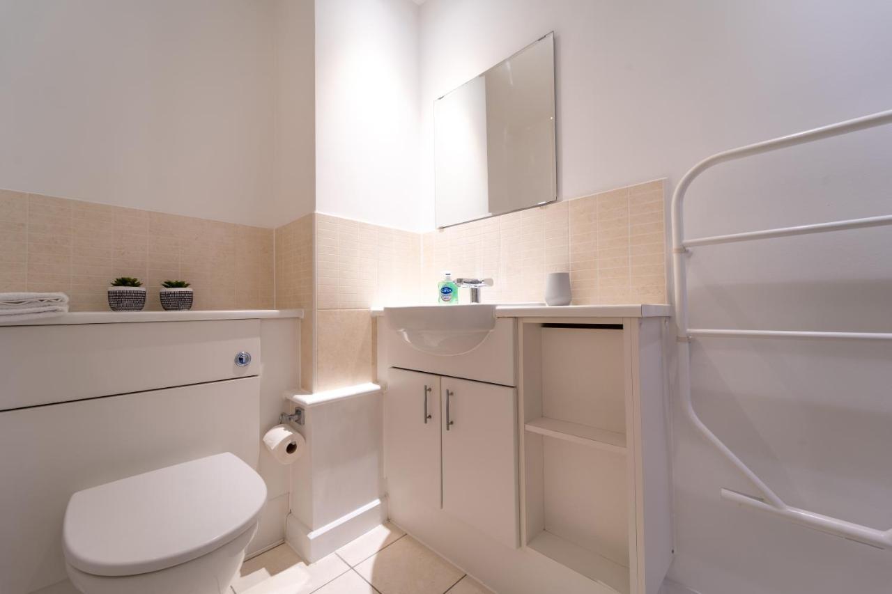 Spacious Apartment In Woking Town Centre Exterior foto