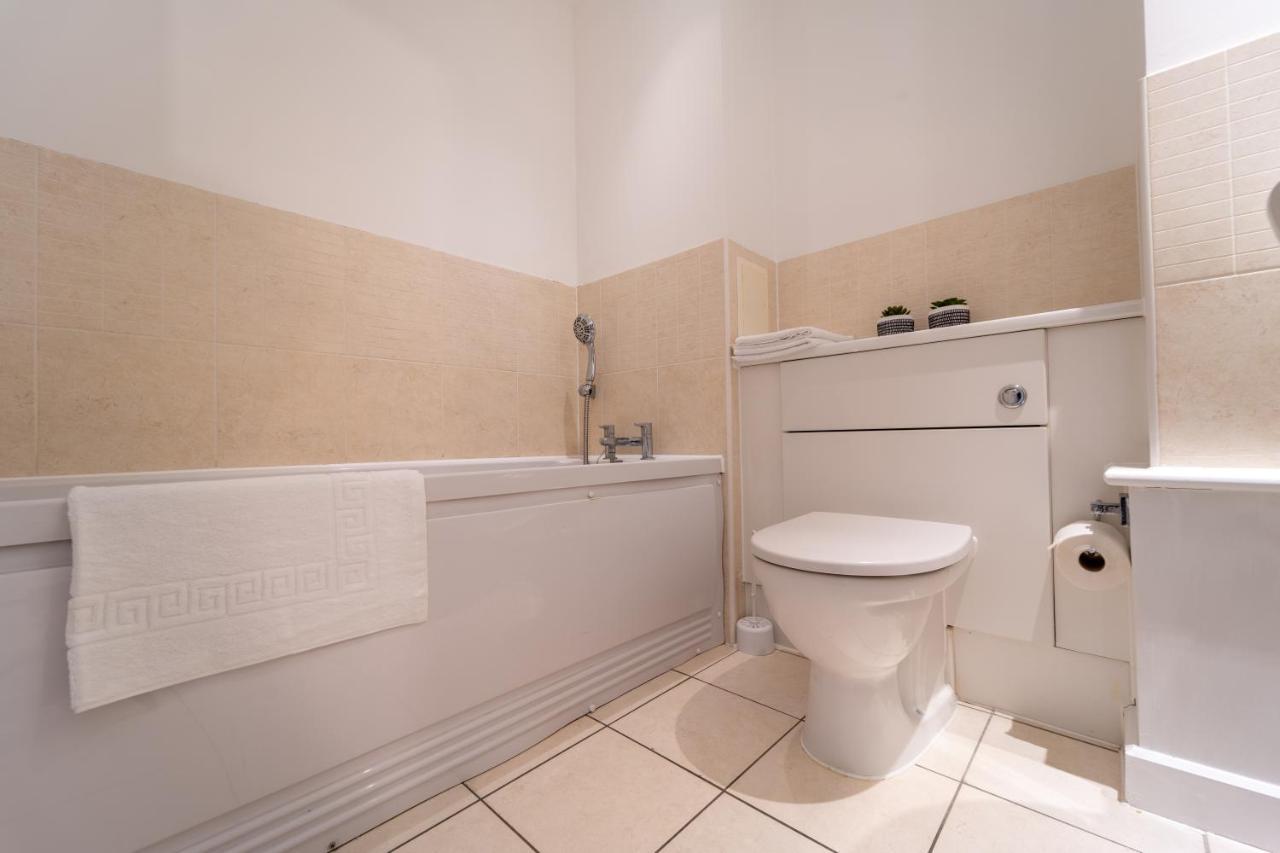 Spacious Apartment In Woking Town Centre Exterior foto